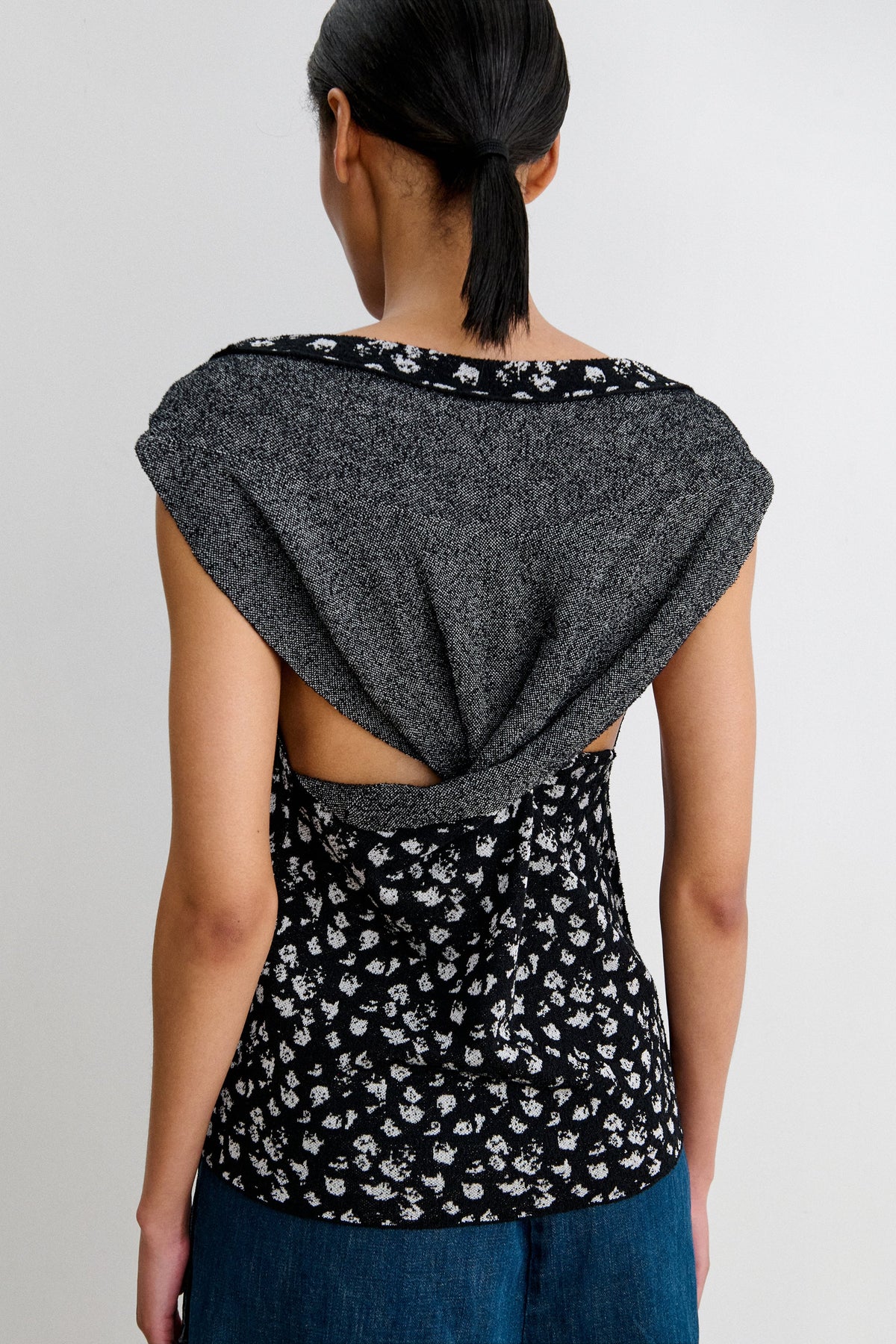Svelte Top Black-White