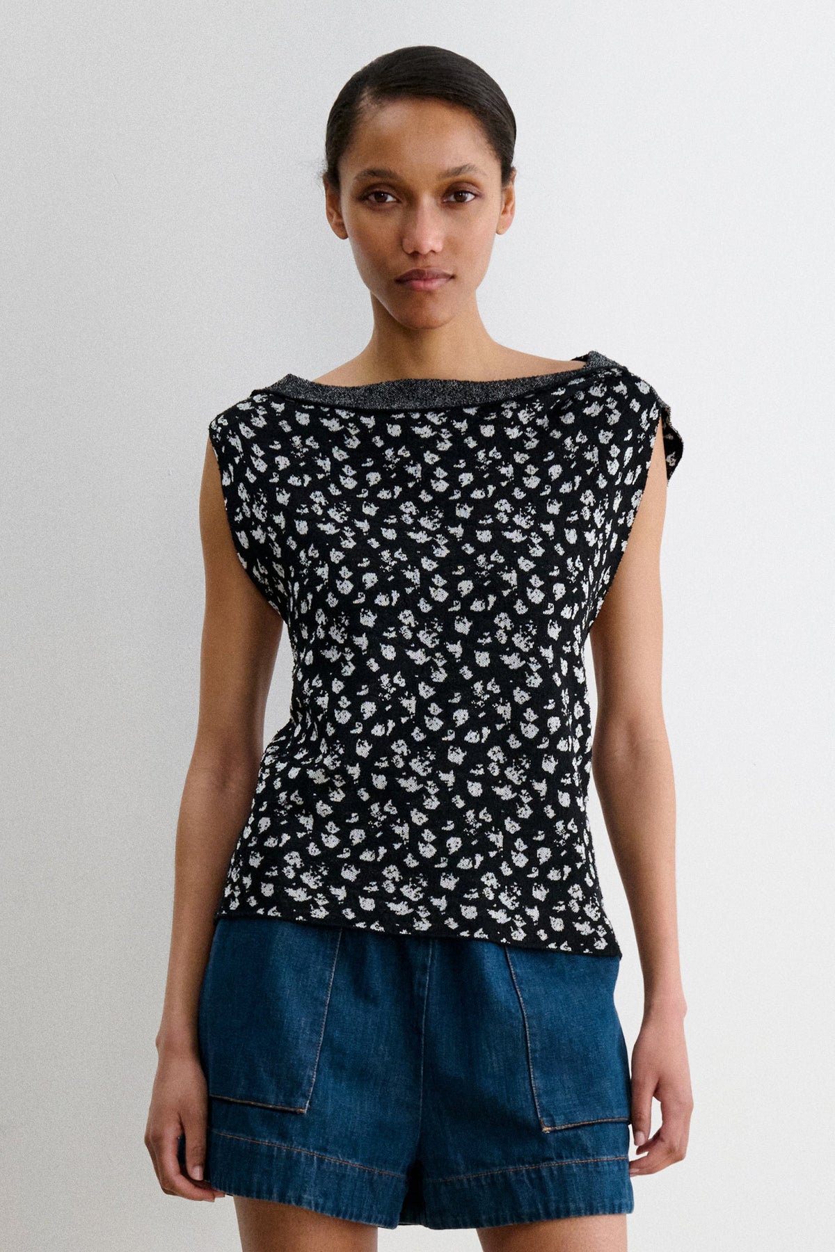 Svelte Top Black-White