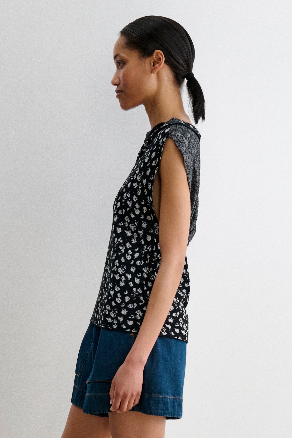 Svelte Top Black-White