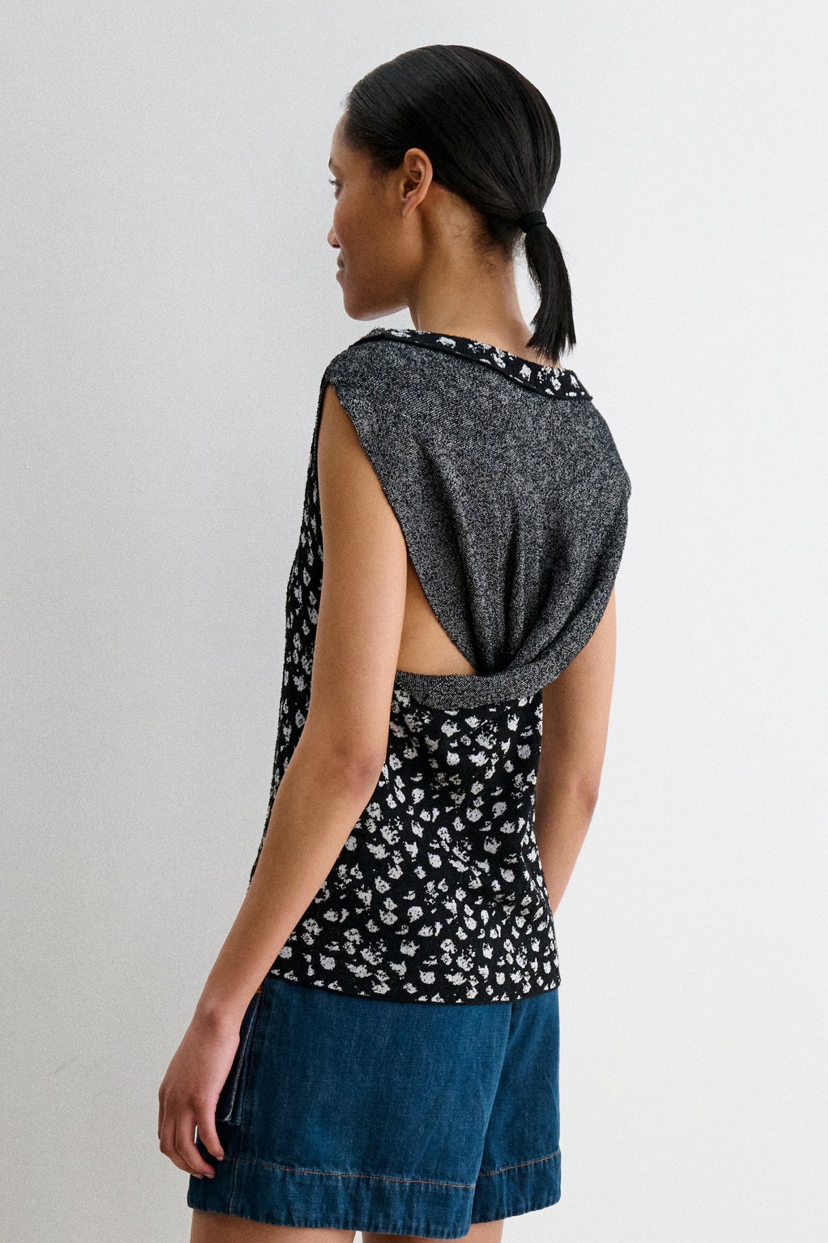 Svelte Top Black-White